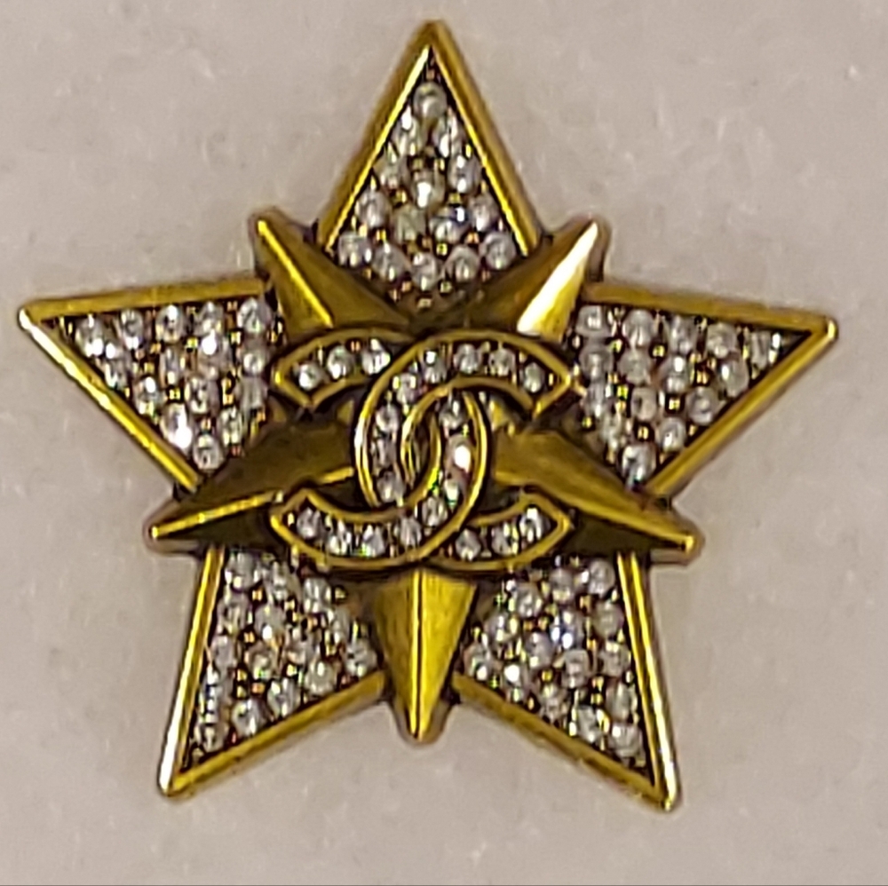 VINTAGE CHANNEL CC GOLD TONE 5 POINTED STAR BROOCH / PIN WITH RHINESTONE